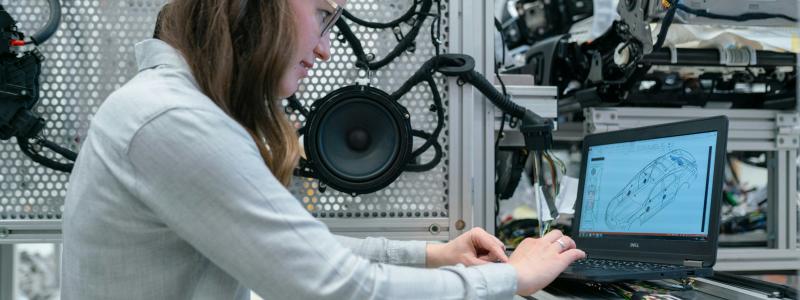 Kvinnlig elektronikingenjör genomför fordonstester Foto: ThisisEngineering