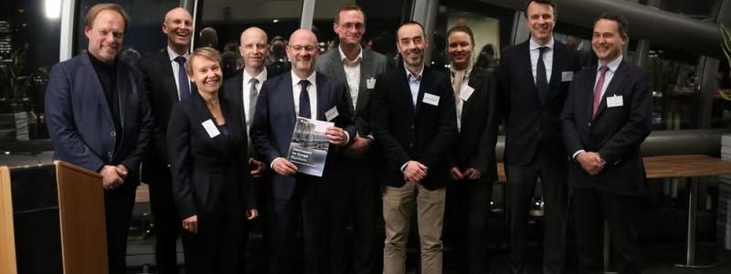 Företrädare för flera europeiska elektrolystillverkare tillsammans med EU-representanter vid lanseringen av manifestet Electrolysers for Europe i Bryssel. Foto: Electrolysers for Europe.