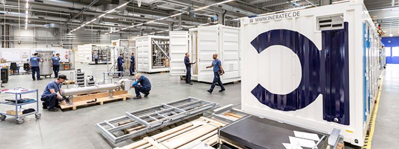 Ineratec utvecklar modulära system som kombinerar vätgas och infångad koldioxid för att producera e-bränslen. Bland annat kan syntetiskt flygfotogen framställas för att minska flygets klimatpåverkan. Foto: Inaratec