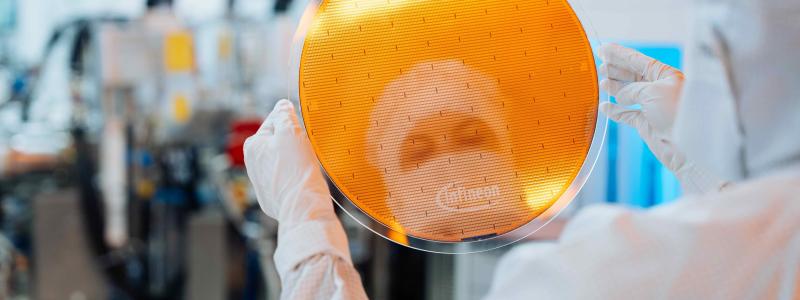 Efter att ha lanserat världens första 300-millimeters galliumnitrid (GaN) power wafer och öppnat världens största 200-millimeters kiselkarbid (SiC) power-fabrik i Kulim, Malaysia, har Infineon Technologies AG nu tagit nästa steg inom halvledartillverkning. Företaget har gjort ett genombrott i hanteringen och bearbetningen av de tunnaste kiselwafers som någonsin tillverkats, med en tjocklek på endast 20 mikrometer och en diameter på 300 millimeter. Dessa ultratunna wafers är bara en fjärdedel så tjocka som ett mänskligt hårstrå och hälften så tjocka som dagens mest avancerade wafers på 40-60 mikrometer. Foto: Infinion Technologies