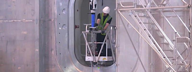 Laserstyrd metrologi och två synkroniserade kranar styrde installationen av Sector Module #5, den första europeiska vakuumkärlsmodulen som placerats i ITER:s reaktorbygge. Foto: ITER