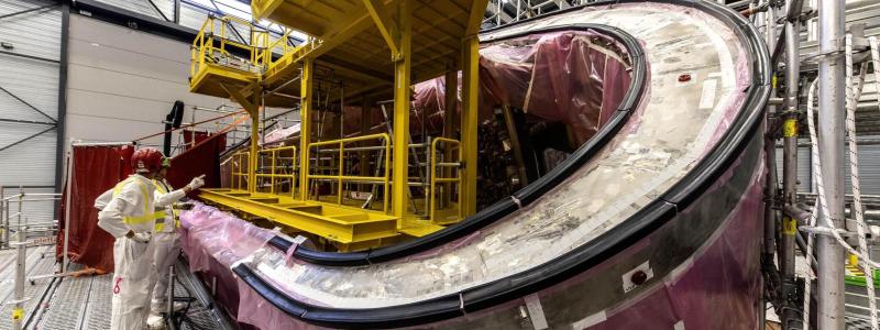 ITER tar steg mot fusion: metallfyllning och precisionsarbete. Teamet fyller ut fördjupningar. Depressioner längs fasta fogar fylls nu med metall för att återställa den perfekta geometrin. För att säkerställa effektivitet och precision kan upp till tre fräsmaskiner arbeta samtidigt på en sektorfas. Foto: ITER