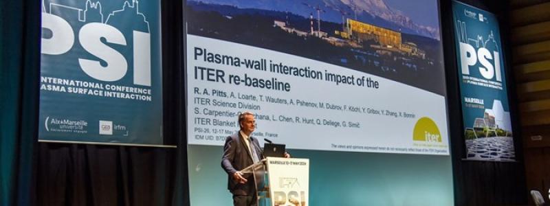 Den 26 upplagan av den internationella konferensen om plasma-vägginteraktioner i magnetiska inneslutningsenheter (PSI-26), den främsta konferensen om plasma-vägginteraktion inom fusionsforskningen, hölls nyligen i Marseille, På bilden ses föredragshållaren, Richard Pitts,  ge den inledande presentationen vid konferensen. (Foto CEA/IRFM)