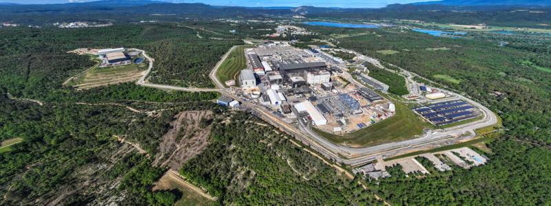 ITER-anläggningen ligger i det sydfranska området Cadarache och upptar ett område på 180 hektar – fyra gånger större än Vatikanstaten, men något mindre än furstendömet Monaco. Marken uppläts av Frankrike till ITER-organisationen år 2010 och kommer att återlämnas efter att det vetenskapliga programmet är avslutat. Foto: ITER
