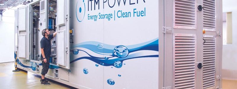 En anställd vid ITM Powers elektrolysörfabrik i Sheffield, England. Foto: ITM Power