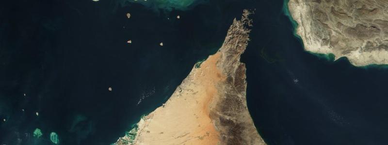 Satellitbild över Hormuzsundet. Foto: Jacques Desloîtres/MODIS/NASA/GSFC/Wikimedia Commons