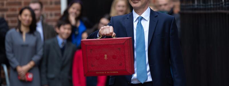 Jeremy Hunt presenterar sin vårbudget för 2023. Foto: Wikipedia Common, kredit:	Simon Walker / No10 Downing Street