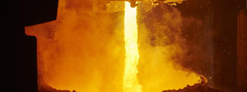 Tappning av råstål från ljusbågsugn ned i skänk, 100 ton flytande stål vid 1680°C. Foto: Pia och Hans Nordlander, Jernkontorets bildbank