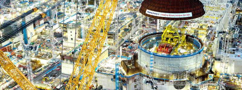Bygget av Hinkley Point C sysselsätter i dagsläget tusentals personer. När arbetet är som mest intensivt beräknas omkring 5 600 människor vara verksamma på platsen, och cirka 900 anställda väntas arbeta vid anläggningen under dess livstid. Foto: EDF
