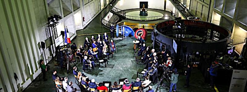 Premiärminister Sébastien Lecornu tillkännager publiceringen av PPE3 vid EDF:s vattenkraftverk i Vouglans (Bild: @sebastienlecornu27)