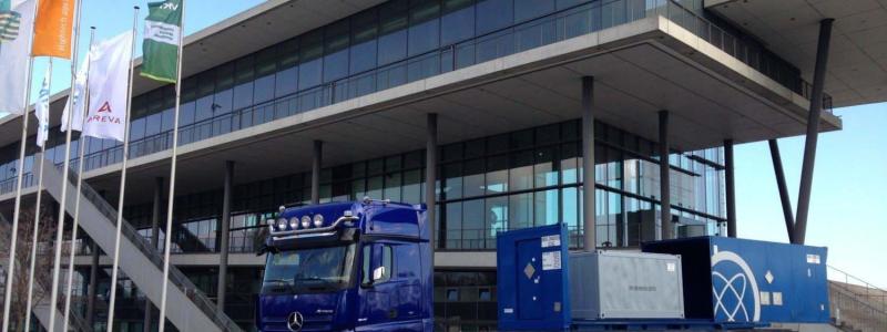 Transport av använt kärnbränsle från Nederländerna anlände nyligen till Oranos anläggning i La Hague för återvinning. Detta markerar ett fortsatt samarbete mellan Orano och det nederländska energibolaget för att säkerställa en hållbar hantering av kärnavfall. Vid anläggningen i La Hague kommer det använda bränslet att genomgå en process för att återvinna värdefulla material som uran och plutonium, vilket minskar mängden långlivat radioaktivt avfall och främjar en mer cirkulär kärnbränslecykel. Foto: Orano