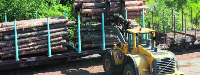 Efterfrågan på trävaror är stor. Timmer lossas vid UPM:s sågverk i Korkeakoski. Foto: UPM