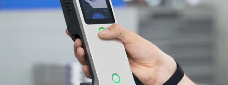 Tillförlitliga kvalitetskontroller säkerställer hög kvalitet innan den färdiga flexibla förpackningslösningen går vidare till nästa bearbetningssteg spelar kvalitetskontrollen en avgörande roll för att säkerställa att alla standarder uppfylls. För kvalitetskontroll är tid och användarvänlighet avgörande faktorer. För att snabbt kunna ge klartecken för testsampel längs produktionslinjen behövs ett mobilt instrument. Foto: Krüss