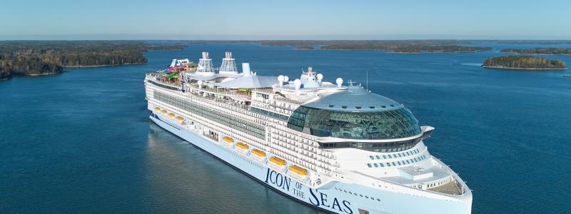 Meyer-varvets senaste skapelse, Icon of the Seas lämnar Åbolands skärgård. Foto: Meyer- Varv i Åbo.