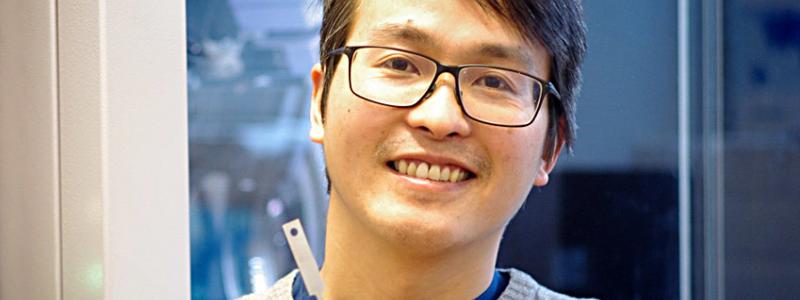 Song Lu, en av forskarna bakom studien, håller i en metallegering som forskarna tagit fram. Foto: KTH