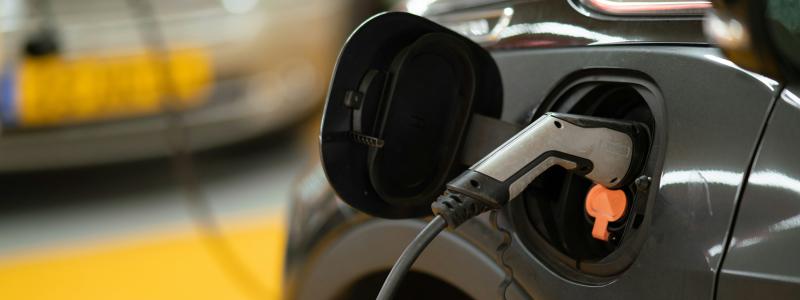 Under 2025 ökade antalet elbilar med sex procent och laddhybrider med 16 procent. Foto: michael fousert/Unsplash