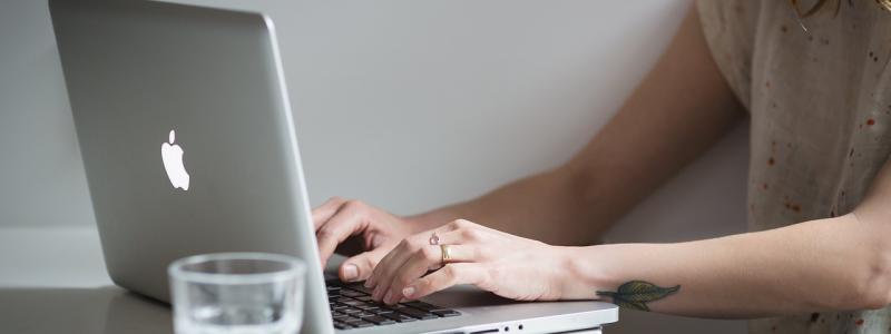 Symbolbild. Apple, Laptop. Foto: Creative Commons Lic. pixabay. Kredit: StockSnap