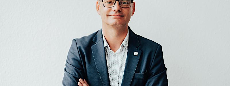 Enligt Alexander Stier, chef för försäljning och logistik, varnar även för att fler företag kan drabbas och att detta kan leda till överkapacitet på upp till 27 miljoner ton stål per år, vilket tvingar aktörer att söka nya marknader. Källa: Stahlwerk Thüringen