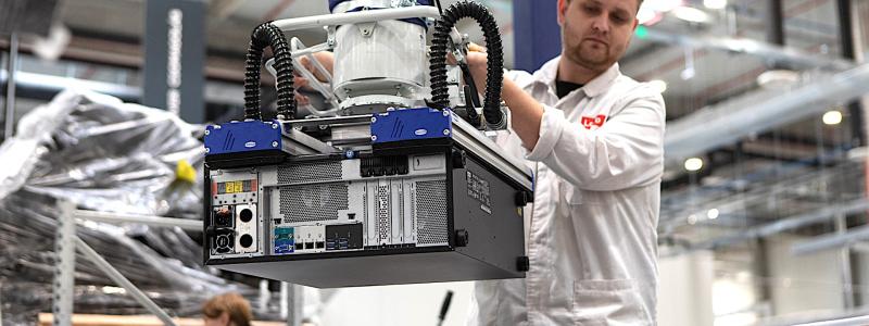 Enligt en rapport från Mercator Institute for China Studies (MERICS) från juni 2023 gick hela 44 % av Kinas direktinvesteringar i Europa till Ungern. Bilden visar en arbetare i en av kinesiska Lenovos ungerska fabriker. Foto: Lenovo