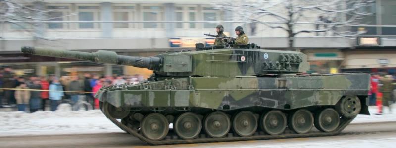 Leopard 2A4 från Finlands försvarsmakt kör på Alexandergatan i Helsingfors. Finland köpte 124 stridsvagnar av modellen Leopard 2A4 från Tyskland. Foto: Wikipedia Common, Kredit: Ojp, CC-BY-SA-2.5