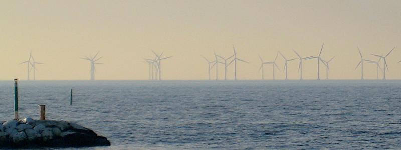 Vindkraft i sundet utanför Malmö. Foto: Wikipedia Common Lic, kredit: Jorchr