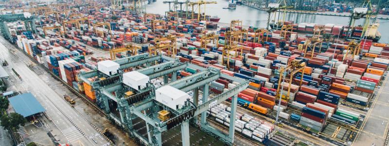 Förståelse kring vilka begränsningar och möjligheter olika val inom logistiksystemet ger är viktiga. Bland annat för att undvika påtvingade utsläpp av CO2 på grund av störningar i logistiksystemet. Foto: chuttersnap/unsplash