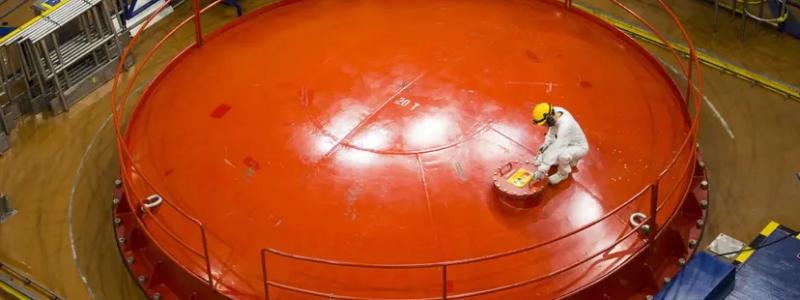 Säkerheten vid ett kärnkraftverk bygger på noggrant utvalda projekteringsgrunder, avancerad planering, förstklassiga komponenter samt kompetent drift- och underhållspersonal. Interiör i Lovisas kärnkraftverk i södra Finland. Foto: Fortum