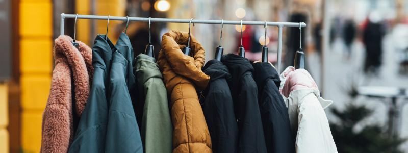 Flera företag inom modebranschen börjar nu använda omvänd logistik. Foto: Markus Spiske/Unsplash