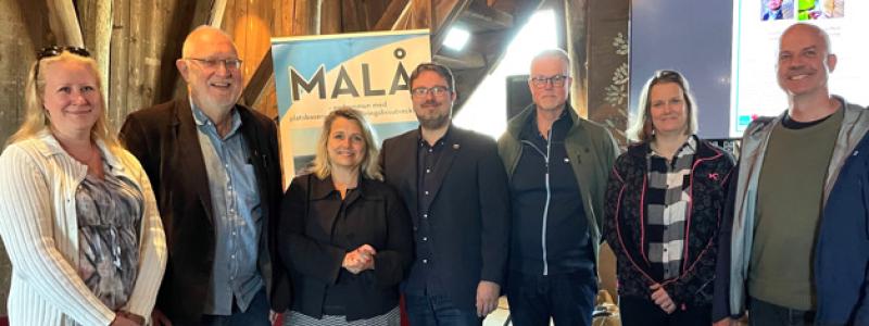 Från vänster Therese Bejgarn, Lennart Gustavsson, kommunstyrelsens ordförande i Malå, Anneli Wirtén, Jonas Lundström från Region Västerbotten, Erik Fjällström och Maria Tuomi från Boliden samt Johan Sjöberg från EMX Royalty Corporation. Foto: Åsa Thulin, SGU