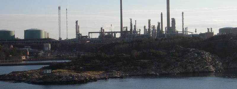 Preemraff i Lysekil. Investeringen gör det möjligt för Preem att bli en storproducent av förnybart flygbränsle. Foto: Marcus Roos/Wikimedia Commons
