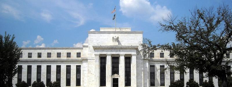 USA:s centralbank (vanligen känt som Eccles Building eller Federal Reserve Building) beläget vid 20th Street och Constitution Avenue NW i Foggy Bottom-området i Washington, D.C. Byggnaden designades av arkitekten Paul Philippe Cret år 1935 och dess konstruktion i Art Deco-stil färdigställdes 1937. Foto: Wikipedia Common Lic, Kredit: AgnosticPreachersKid