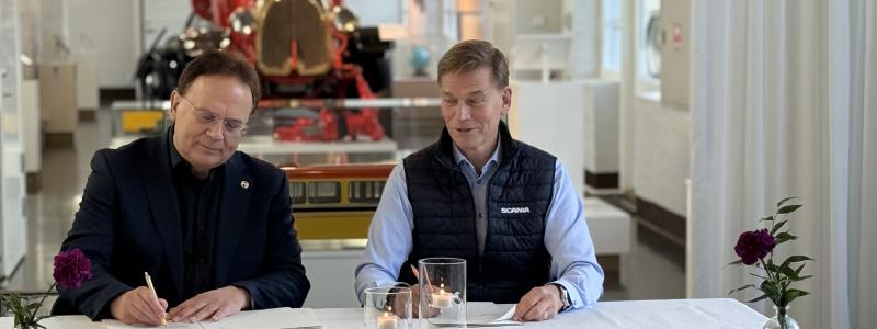 Martin Hellström, rektor för Mälardalens universitet och Christian Levin, vd och koncernchef för Scania och TRATON undertecknar avtalet. Foto: Mälardalens universitet