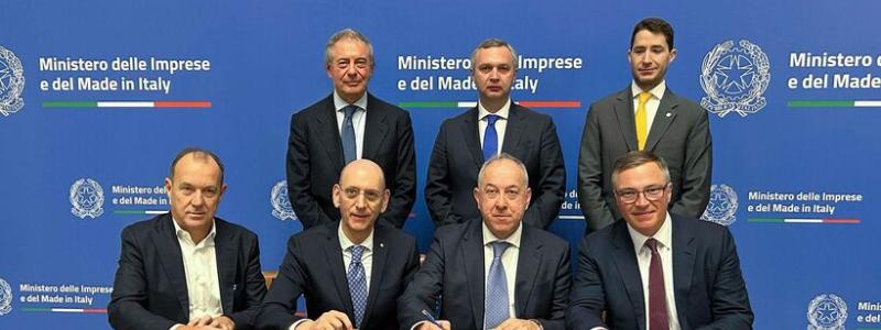 Avtalet undertecknas. Stålverket ska uppföras i samarbete mellan italienska och ukrainska företag. Foto: Metinvest