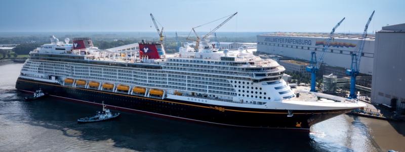 Kryssningsfartyget Disney Destiny, byggt vid Meyer Werft i Papenburg, bogseras längs Ems mot Eemshaven i Nederländerna i september 2025. Fartyget har cirka 1 250 hytter och plats för omkring 4 000 passagerare. Foto: Meyer Werft