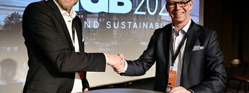 Thomas Johansson, VD Mine Storage och Niklas Gunnar, Koncernchef Mälarenergi signerar samarbetsavtal på HUB2022 i Västerås.