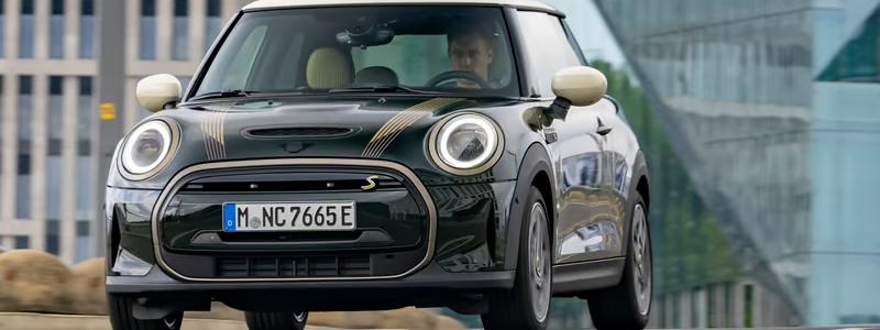 Mini Cooper på väg. Denna återkallelse lyfter fram en av de större säkerhetsutmaningarna med elbilar: batterisystemens känslighet för fukt och temperaturvariationer. Även om elbilar generellt sett anses vara säkra och miljövänliga, finns det särskilda risker som måste hanteras, särskilt när det gäller batteriets integritet och brandsäkerhet. Foto: BMW