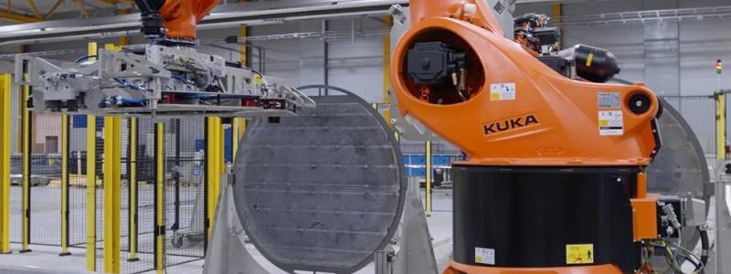 En automatiserad produktionslinje för alkaliska elektrolysörer med atmosfärstryck vid Nels fabrik i Herøya, Norge, där företaget planerar att etablera en årlig produktionskapacitet på 1 till 2 gigawatt för trycksatt utrustning. Foto: Nel