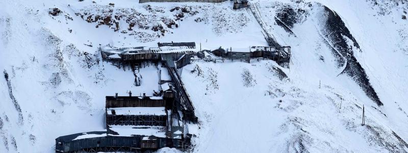 Tidigare norska kolgruvan 2 i Longyearbyen på Svalbard. Gruva 2B i Longyeardalen, den andra ingången till Gruva 2, öppnade 1937 och stängdes 1968 när det mesta av kolet hade utvunnits.  Foto: Wikipedia Commons Lic. Kredit: Bjørn Christian Tørrissen
