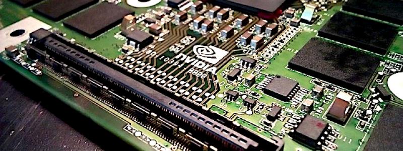 Nvidia halvleare: Analysen bygger i hög grad på ett makroresonemang: att investeringstakten i AI-infrastruktur och datacenter riskerar att toppa, vilket i sin tur kan leda till fallande värderingsmultiplar för leverantörer av AI-hårdvara – i första hand AI-halvledare. Foto: Creative Commons lic, kredit: JacekAbramowicz