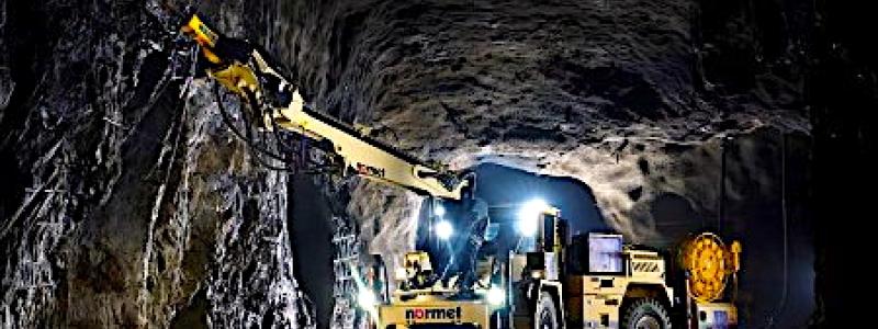 Maskinens styrsystem är utvecklat internt av Normet och ger operatören tillgång till driftdata, diagnostik och övervakning via pekskärm. Syftet är att underlätta arbetet och minska risken för fel under drift. Foto: Normet