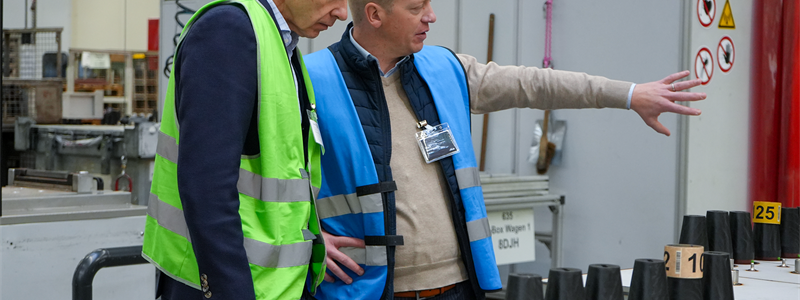 Heikki Malinen, VD och koncernchef på Outokumpu, och Mark Backhaus, chef för fabriken på Siemens ställverksfabrik i Frankfurt. Foto: Outokumpu