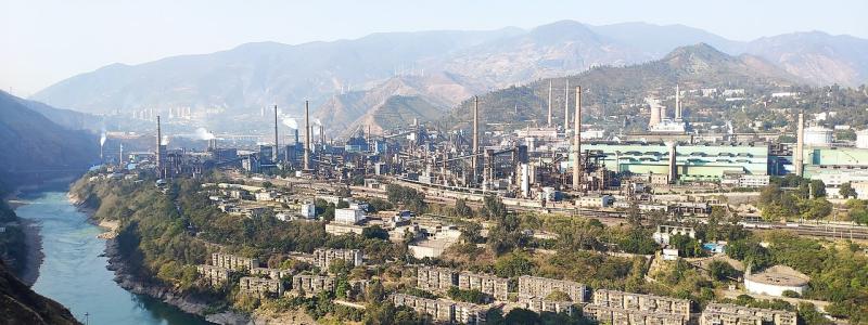 Huvudfabriksområdet för kinesiska stålverket Panzhihua Iron and Steel, beläget i Dongqu-distriktet, Nongnongping Street, Panzhihua City, Sichuan-provinsen. Foto: Wikipedia Common Lic. Kredit: Zhangzj cet