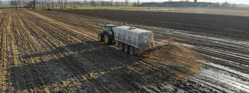 Nyligen skickade sex europeiska branschorganisationer – däribland Hydrogen Europe, Renewable Hydrogen Coalition och Hydrogen Council – ett öppet brev till EU-kommissionen. Kommissionen beslutade trots brevet att inte pausa unionens nya klimatrelaterade importavgift för gödselmedel, trots stark press. Symbolbild om gödselspridning på åker. Foto: Creative commons Lic, kredit: Paskvi