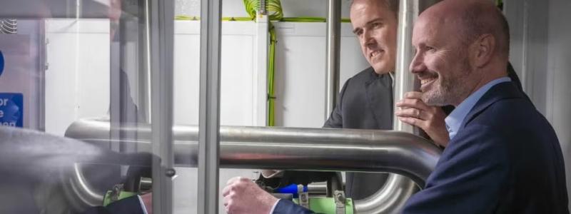Peter Lantry, vd för Equinix Irland (till vänster), och Andrew Cunningham, vd för GeoPura (till höger). Lantry framhåller att Equinix på sikt skulle kunna utforma framtida datacenter med bränsleceller som energikälla, men först när tekniken blir kommersiellt tillgänglig i större skala.  Foto: GeoPura