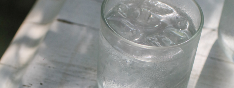 PFAS syns inte – men de stannar kvar. De bryts inte ner i naturen, sprids via vatten och kan ansamlas i människor och miljö under lång tid. Det är därför EU nu agerar. Foto: SamCert