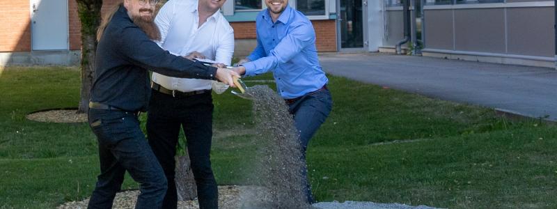Här tas första spadtaget till den nya utbygganden av Pfizers tillverkningsanläggning i Strängnäs. På bild fr vänster, Mikael Brunell, Johan Carlsson och Jakob Holmlund.