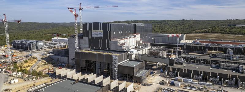 Internationella forskningsprojektet ITER, beläget i södra Frankrike, fortsätter sin framfart mot att bli världens största experiment för magnetisk inneslutning av plasma. Med en planerad färdigställande av byggnationen år 2025, positionerar sig ITER för att leda vägen inom fusionsteknologi och energiproduktion. Foto: ITER