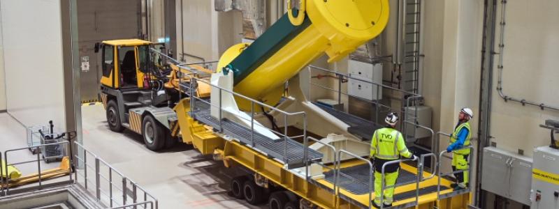 Transportkapseln i mottagningshallen på väg till inkapslingsanläggningen (Bild: Posiva)