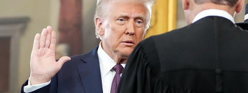 Trump avlägger sin andra ämbetsed, administrerad av chefsdomare John Roberts i Capitoliums rotunda. Foto: Wikipedia Common. Kredit: Vita huset – Pressfoto