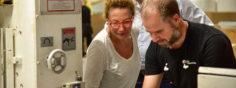 Soraya Narfeldt på besök i Gaya Materials fabrik i Helsingborg. Foto: Gaya Materials